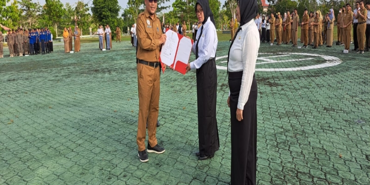 FOTO :AKH/MAKA - Sekda Sukamara saat memberikan SK untuk PPPK Sukamara.
