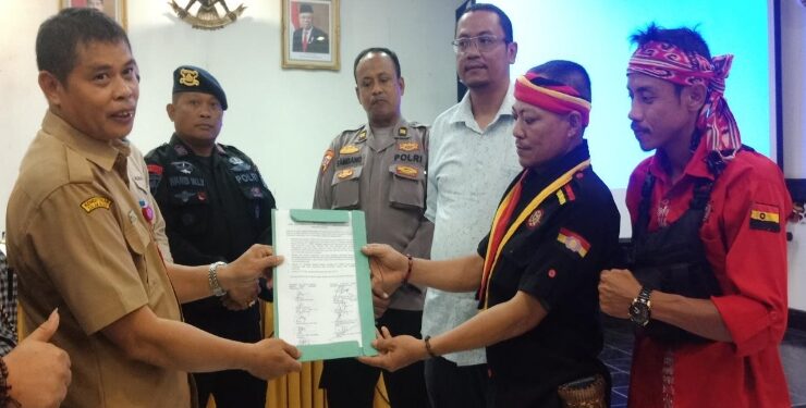 FOTO : DIAN/MATA KALTENG - Penyerahan hasil rapat mediasi antara TBBR dengan PT HMBP di Kantor Bupati Kotim, Senin 14 Agustus 2023.