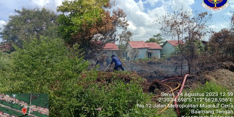 FOTO: IST/MATA KALTENG - Petugas pemadam sedang menjinakan api yang terbakar di lahan dekat pemukiman, Senin 14 Agustus 2023.