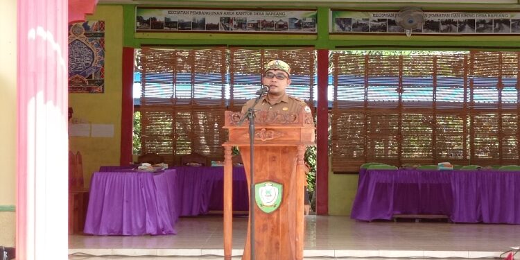 FOTO: DOK DEVIANA/MATAKALTENG - Kepala DPMD Raihansyah saya sambutan mewakili Bupati Kotim pada kegiatan penilaian lomba BUMDes di Desa Bapeang, Senin 14 Agustus 2023.