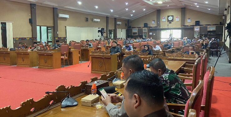 FOTO : DIAN/MATA KALTENG - Rapat paripurna ke 20 penyampaian laporan hasil rapat badan anggaran, penandatanganan KUA PPAS tahun anggaran 2024, Selasa 15 Agustus 2023.