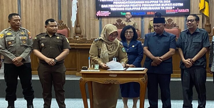 FOTO : DIAN/MATA KALTENG - Wakil Bupati Kotim Irawati saat menandatangani nota kesepakatan dalam rapat paripurna ke 20, penandatanganan KUA PPAS tahun anggaran 2024, Selasa 15 Agustus 2023.