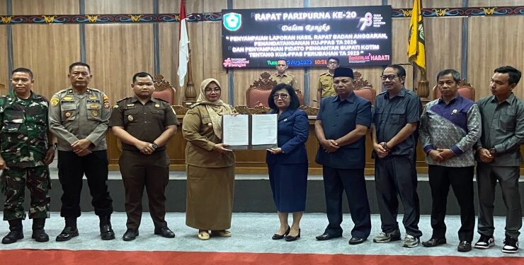 FOTO : DIAN/MATA KALTENG - Penyerahan nota kesepakatan rancangan KUA PPAS tahun anggaran 2024 di ruang rapat paripurna DPRD Kotim, Selasa 15 Agustus 2023.