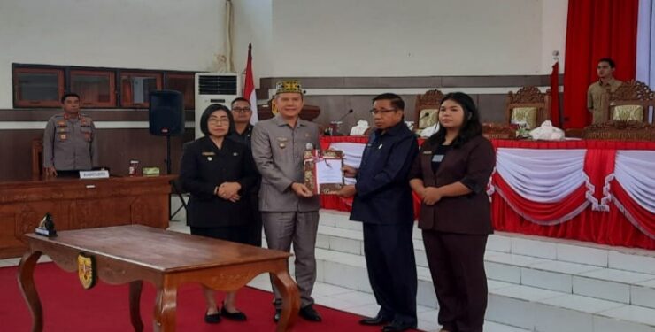 FOTO : SID/MATA KALTENG - Bupati Gumas Jaya S Monong bersama Wakil Bupati Efrensia LP Umbing menerima dokumen nota kesepakatan terkait rancangan KUPA-PPAS Perubahan APBD tahun 2023 dan KUA-PPAS APBD tahun 2024 yang sudah ditandatangani, yang diserahkan Ketua DPRD Akerman Sahidar didampingi Wakil Ketua II DPRD Neni Yuliani, pada rapat paripurna ke-6, masa persidangan III tahun sidang 2023, Selasa, 15 Agustus 2023.
