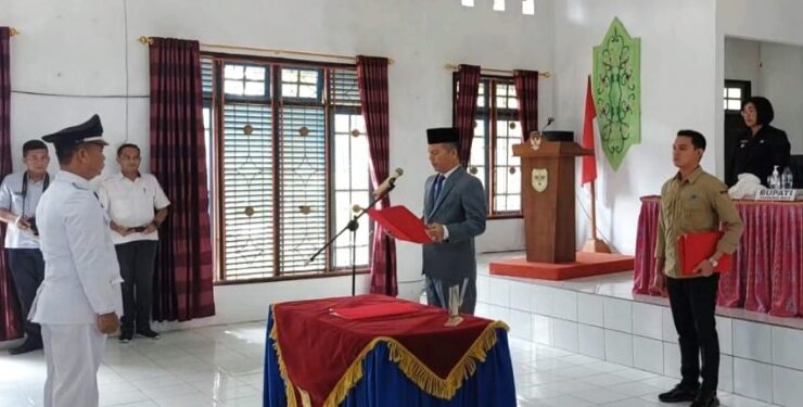 FOTO : SID/MATA KALTENG - Bupati Gumas Jaya S Monong ketika melantik dan mengambil sumpah janji Pj Kades Sangal, Kecamatan Rungan Hulu, Selasa, 15 Agustus 2023.