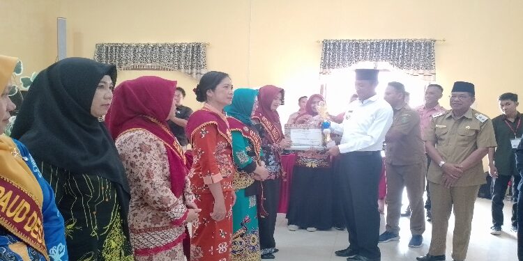 FOTO : AKH/MAKA - Bupati Sukamara Windu Subagio saat memberikan Hadian apresiasi Bunda PAUD tingkat Kabupaten.