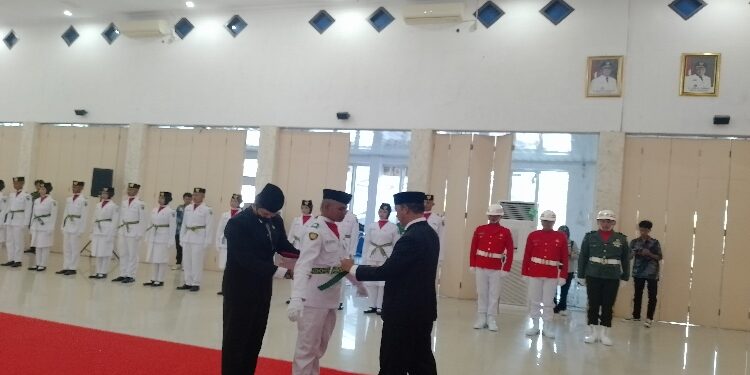FOTO : AKH/MATAKALTENG - Bupati Sukamara Windu Subagio saat mengukuhkan anggota paskibraka Sukamara.