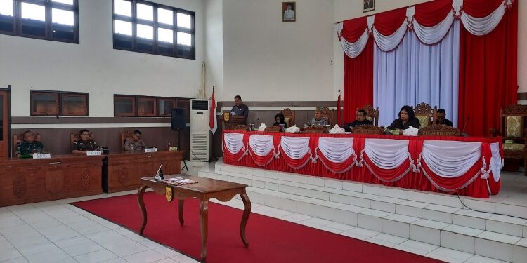 FOTO : SID/MATA KALTENG - Juru Bicara Banggar DPRD Kabupaten Gumas Untung Jaya Bangas saat menyampaikan laporan banggar tentang hasil pembahasan KUPA dan PPAS Perubahan APBD tahun 2023, serta rancangan KUA PPAS tahun 2024, pada rapat paripurna ke-6, masa persidangan III tahun sidang 2023, Selasa 15 Agustus 2023.