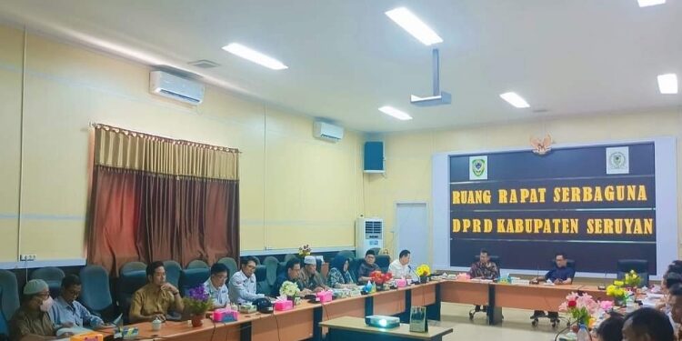 FOTO: IST/MATA KALTENG - Suasana saat pembahasan Raperda tentang Pengakuan dan Perlindungan Masyarakat Hukum Adat yang dipimpin langsung oleh Wakil Ketua I DPRD Seruyan, Bambang Yantoko dan Ketua Bapemperda DPRD Seruyan, Arahman di ruang rapat Serbaguna DPRD setempat, Selasa 15 Agustus 2023.