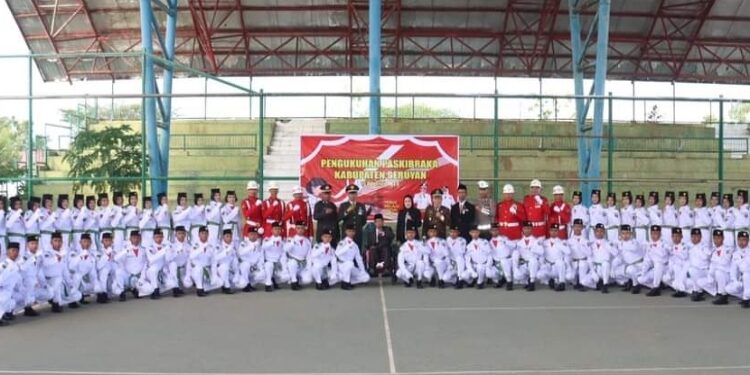 FOTO: PROKOM SERUYAN/MATA KALTENG - Sejumlah anggota Paskibraka Kabupaten Seruyan tahun 2023 yang dikukuhkan di lapangan tenis indoor Kuala Pembuang, Selasa 15 Agustus 2023.