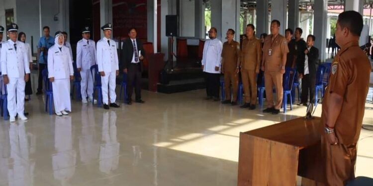FOTO: PROKOM SERUYAN/MATAKALTENG - Suasana saat pelantikan beberapa pj kades dan PAW BPD di pendopo rujab Bupati Seruyan, Selasa 15 Agustus 2023.