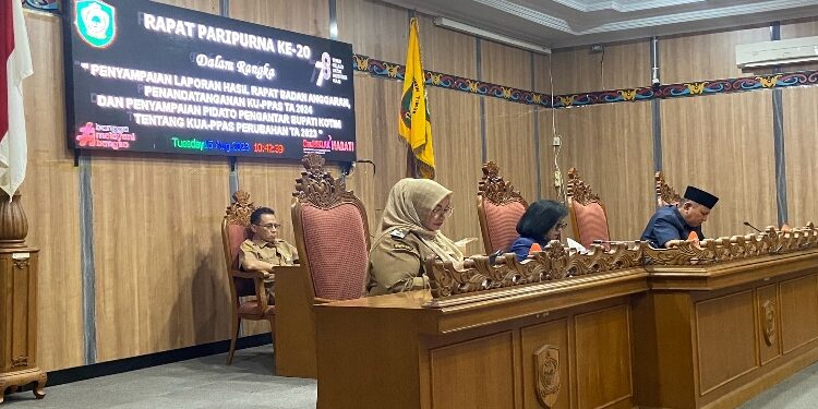 FOTO DIAN/MATA KALTENG - Wakil Bupati Kotim Irawati (kiri) saat menghadiri rapat penyampaian pidato pengantar Bupati Kotim tentang KUA PPAS perubahan tahun anggaran 2023, Selasa 15 Agustus 2023.