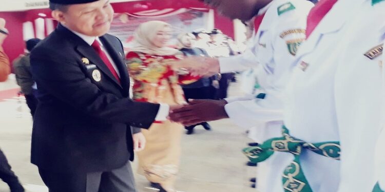 FOTO: IST/MATAKALTENG - Pj Bupati Barsel Dr.H Deddy Minarwan,S.STP.,M.Si Saat Menyalami Anggota Paskibraka.
