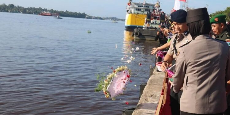 FOTO: IST/MATAKALTENG - Prosesi tabur bunga di Pelabuhan Sampit, Rabu 16 Agustus 2023.