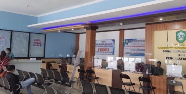 FOTO : Dok/MATA KALTENG - Pelayanan pembuatan administrasi kependudukan di Kantor Disdukcapil Kotim.