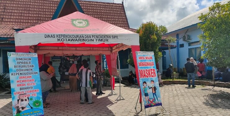 FOTO : Dok/MATA KALTENG - Pelayanan administrasi kependudukan di Disdukcapil Kotim.