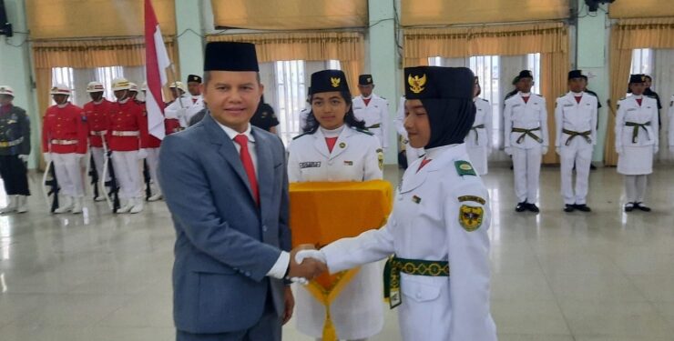 FOTO : SID/MATA KALTENG - Bupati Gumas Jaya S Monong mengukuhkan saat puluhan anggota paskibraka tahun 2023, di GPU Damang Batu, Selasa, 15 Agustus 2023 sore.