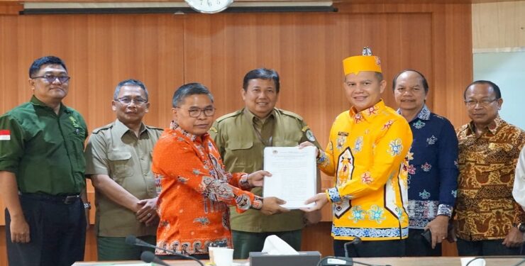 FOTO : DLHKP GUMAS/MATA KALTENG - Wakil Menteri KLHK RI Alue Dohong bersama Dirjen PSKL Bambang Supriyanto, menyerahkan salinan SK penetapan status hutan adat di Kabupaten Gumas, kepada Bupati Gumas Jaya S Monong, Selasa, 8 Agustus 2023.