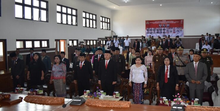 FOTO : DPRD GUMAS/MATA KALTENG - Ketua DPRD Kabupaten Gumas Akerman Sahidar, Wakil Ketua I DPRD Binartha, Wakil Ketua II DPRD Neni Yuliani, serta seluruh anggota DPRD bersama Bupati Jaya Samaya Monong, Wakil Bupati Efrensia LP Umbing, Kapolres AKBP Asep Bangbang Saputra, Kajari Sahroni, Plt Sekda Richard, dan kepala perangkat daerah, mendengarkan pidato kenegaraan Presiden RI, di ruang rapat paripurna DPRD setempat, Rabu, 16 Agustus 2023.