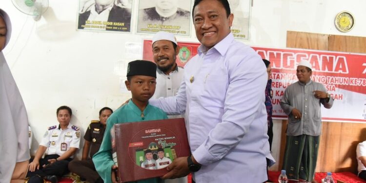 FOTO: MATAKALTENG - Wagub Kalteng, Edy Pratowo, saat memberikan tali asih kepada salah satu santri LKSA Manba’u Darissalam.