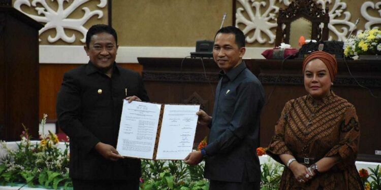 FOTO: MATAKALTENG - Wagub Kalteng, Edy Pratowo (pojok kiri), saat foto bersama Wakil Ketua II DPRD Kalteng, Jimmy Carter, usai penandatanganan KUPA-PPAS APBD Kalteng 2023.