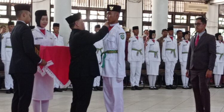 FOTO: DEVIANA/MATAKALTENG - Bupati Kotim Halikinnor saat mengukuhkan anggota Paskibraka di gedung Serba Guna Sampit, Rabu 16 Agustus 2023.
