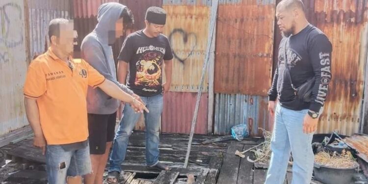 FOTO: IST/MATA KALTENG - Pihak kepolisian dan pelaku pembobol sarang burung walet saat melihat TKP kasus tersebut baru-baru ini.
