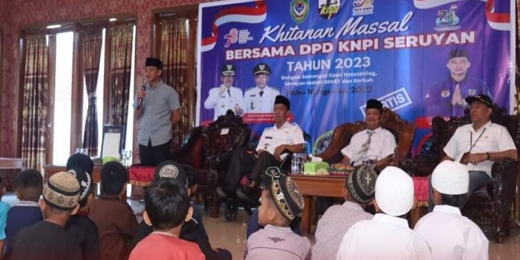 FOTO: PROKOM SERUYAN/MATA KALTENG - Suasana saat kegiatan khitanan massal bersama DPD KNPI Seruyan di aula rujab Bupati Seruyan, Rabu 16 Agustus 2023.
