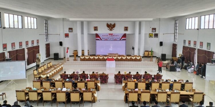 FOTO: ALDI/MATA KALTENG - Suasana saat pelaksanaan rapat paripurna istimewa dalam rangka mendengarkan pidato kenegaraan Presiden RI di Aula Gedung Paripurna DPRD Seruyan, Rabu 16 Agustus 2023.