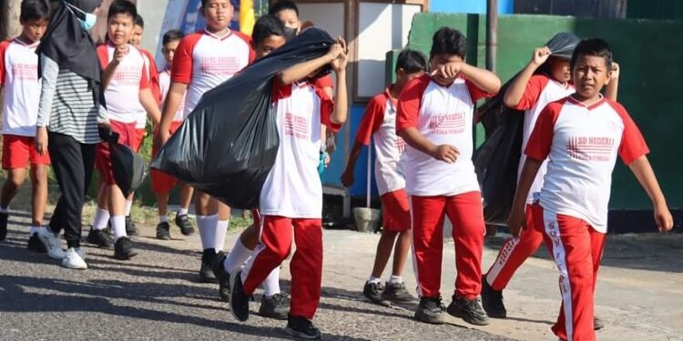 FOTO: PROKOM SERUYAN/MATA KALTENG - Kalangan pelajar saat turut serta dalam kegiatan gotong royong PSN di wilayah dalam Kota Kuala Pembuang baru-baru ini.