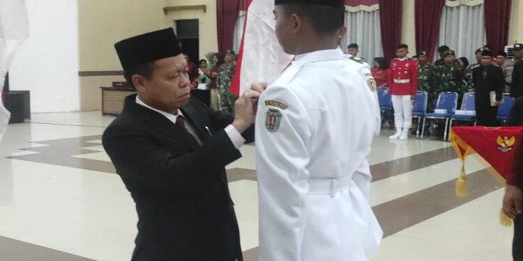 FOTO: IST/MATAKALTENG - Bupati Katingan Sakariyas, saat pimpin upacara pengukuhan dan penutupan Diklat Paskibraka, di Gedung Salawah Kota Kasongan.