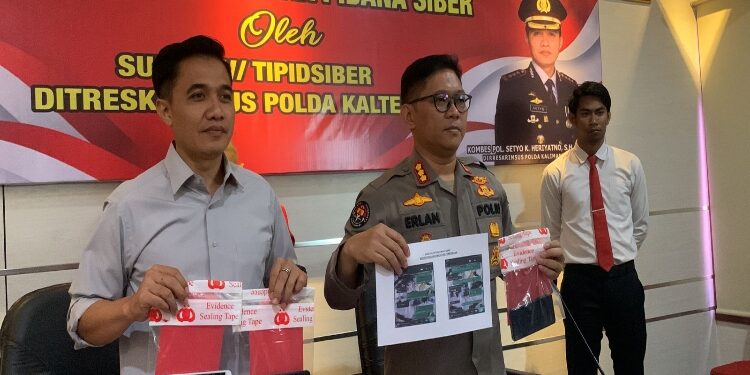 FOTO: RZL/MATAKALTENG - Dirreskrimsus Polda Kalteng, Kombes Pol Setyo K Heriyanto (kiri), bersama Kabid Humas, Kombes Pol Erlan Munaji (kanan), saat menunjukkan barang bukti.