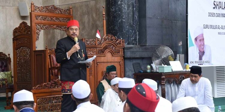 FOTO: MATAKALTENG - Sekda Kalteng Resmi Buka Kegiatan Shalat Bersanad Mahasiswa PBAK IAIN Palangka Raya Tahun 2023.