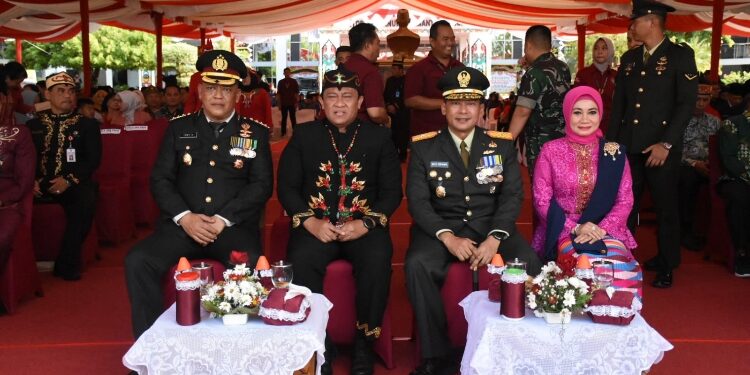 FOTO: MATAKALTENG - Wagub Kalteng Hadiri Upacara Penurunan Bendera HUT Ke-78 RI.