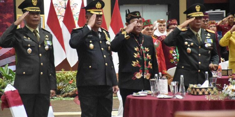 FOTO: VI/MATAKALTENG - Wagub Edy Pratowo Beserta Forkopimda Ikuti Upacara Penurunan Bendera Merah Putih dari Istana Merdeka.