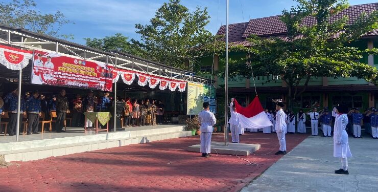 FOTO : DIAN/MATA KALTENG - Upacara bendera peringatan HUT RI ke-78 di SMPN 2 Sampit, Kamis 17 Agustus 2023.