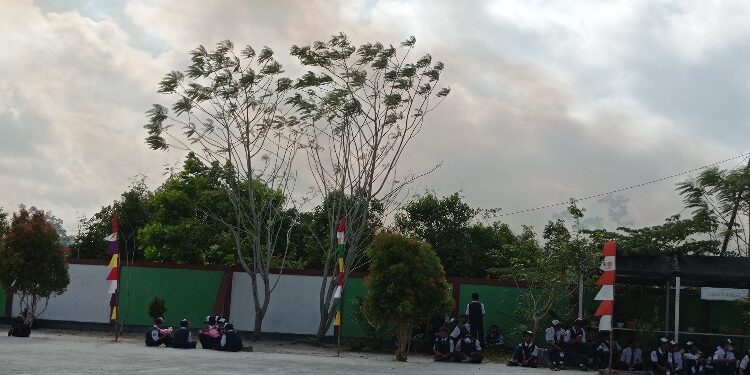 FOTO: DEVIANA/MATAKALTENG - Kondisi sekolah saat siang hari dan masih nampak kepulan asap, Kamis 17 Agustus 2023.