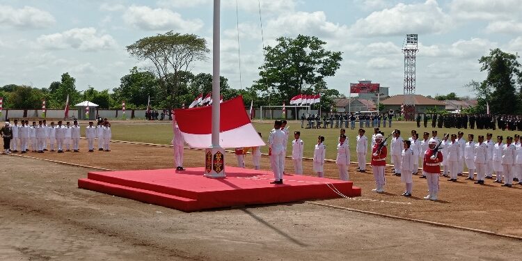 FOTO: DEVIANA/MATAKALTENG - Pengibaran bendera merah putih di HUT ke-78 RI, Kamis 17 Agustus 2023.