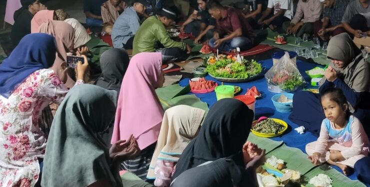 FOTO : DEVIANA/MATAKALTENG - Warga perumahan Fajar menggelar doa bersama untuk para pahlawan pada malam sebelum HUT RI, Rabu 16 Agustus 2023.