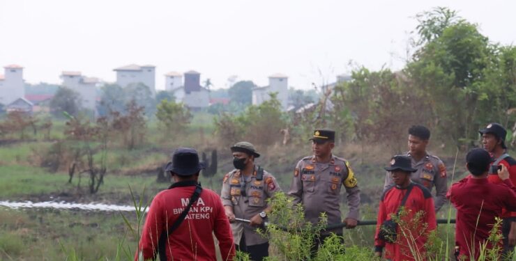 FOTO : IST/MATAKALTENG - Kapolres Barsel AKBP Yusfandi Usman memimpin pemadaman kebakaran lahan, Kamis 17 Agustus 2023.
