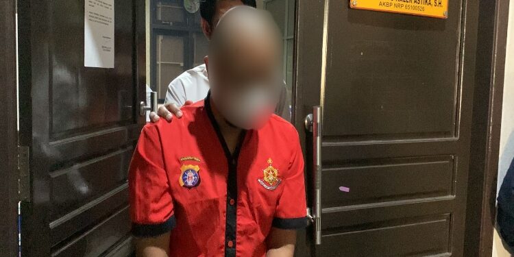 FOTO: RZL/MATAKALTENG - Terduga pelaku TS saat dihadirkan pada press release Ditreskrimsus Polda Kalteng.