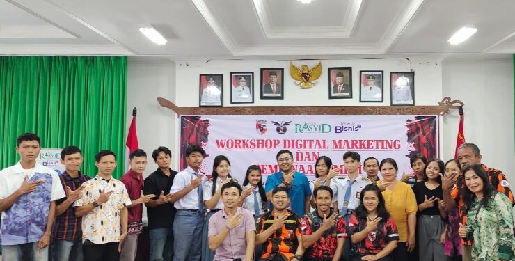 FOTO : SAPMA PP GUMAS/MATA KALTENG - Ketua PC SAPMA PP Kabupaten Gumas Andika Saputra dan Ketua Panitia Kegiatan Mitra Tanjung berfoto bersama dengan para generasi muda serta pelaku UMKM, pada kegiatan workshop digital marketing dan pembinaan UMKM, Selasa, 15 Agustus 2023.