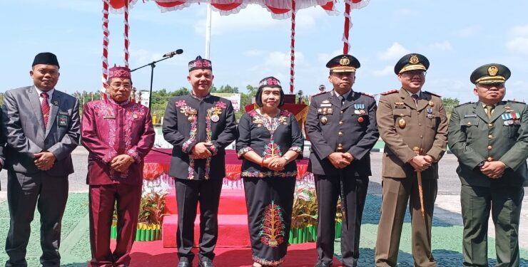 FOTO : SID/MATA KALTENG - Ketua DPRD Kabupaten Gumas Akerman Sahidar (tiga dari kiri) ketika berfoto bersama dengan Bupati Jaya Samaya Monong, Wakil Bupati Efrensia LP Umbing, Kapolres AKBP Asep Bangbang Saputra, dan Kajari Sahroni, usai upacara penaikan bendera merah putih memperingati HUT ke-78 Kemerdekaan RI tahun 2023, Kamis, 17 Agustus 2023.