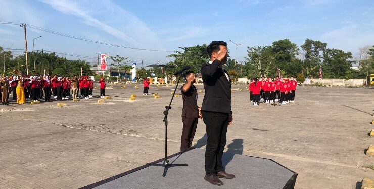 FOTO : IST/MATAKALTENG - HRD Citimall Sampit Ridho Rivani menjadi inspektur upacara HUT RI ke-78 di Area Parkir setempat, Kamis 17 Agustus 2023.