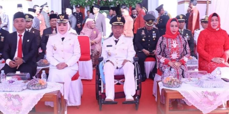 FOTO: PROKOM SERUYAN/MATA KALTENG - Bupati Seruyan, Yulhaidir (tengah), Wakil Bupati Seruyan, Iswanti (dua dari kiri), Ketua DPRD Seruyan, Zuli Eko Prasetyo (kiri) dan sejumlah pihak terkait lainnya saat menghadiri upacara peringatan HUT ke-78 RI di halaman kantor Bupati Seruyan, Kamis 17 Agustus 2023.