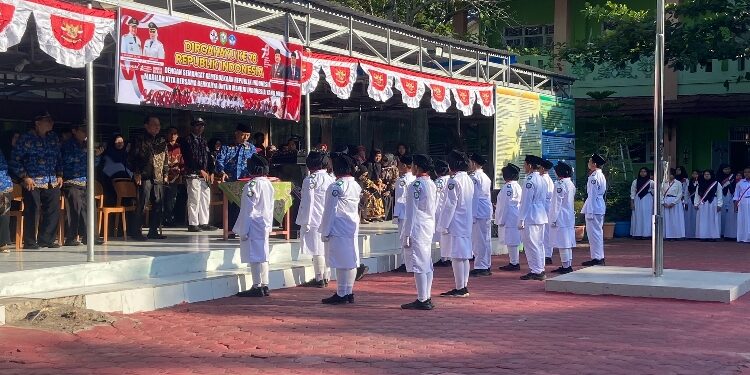 FOTO: DIAN/MATA KALTENG - Pasukan pengibar bendera saat menghadap pembina upacara di SMPN 2 Sampit, 17 Agustus 2023.