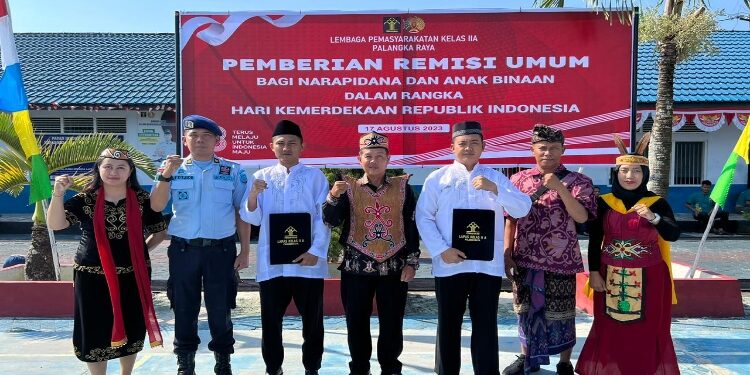 FOTO: RZL/MATAKALTENG - WBP saat foto bersama usai menerima SK remisi.