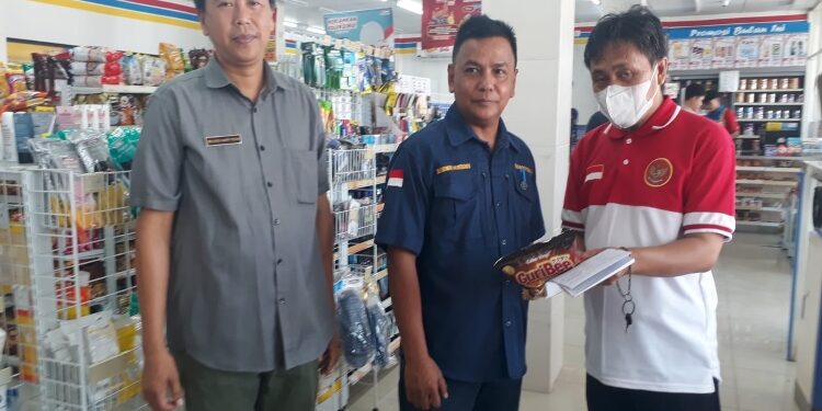 FOTO: IST/MATAKALTENG - Wakil Ketua Tim Satgas Pangan Pemkab Barsel Rahmat Nuryadin, saat sidak di Ritel Indomaret Buntok.