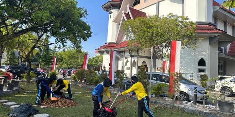 FOTO: RZL/MATAKALTENG - Personel polwan Polda Kalteng saat membersihkan Gereja Katedral Santa Maria.