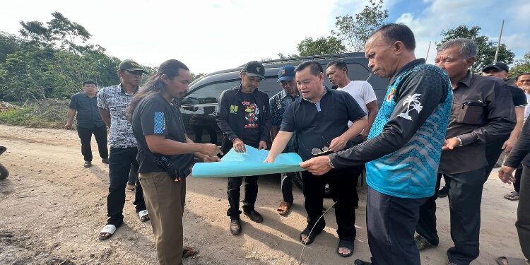 FOTO: IST/MATAKALTENG -Bupati Kotim Halikinnor saat meninjau Jalan di Desa Bangkuang Makmur, Jumat 18 Agustus 2023.
